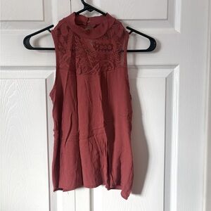 WOMENS CHARLOTTE RUSSE SLEEVELESS HIGH NECK BLOUSE WITH LACE DETAIL SIZE MEDIUM